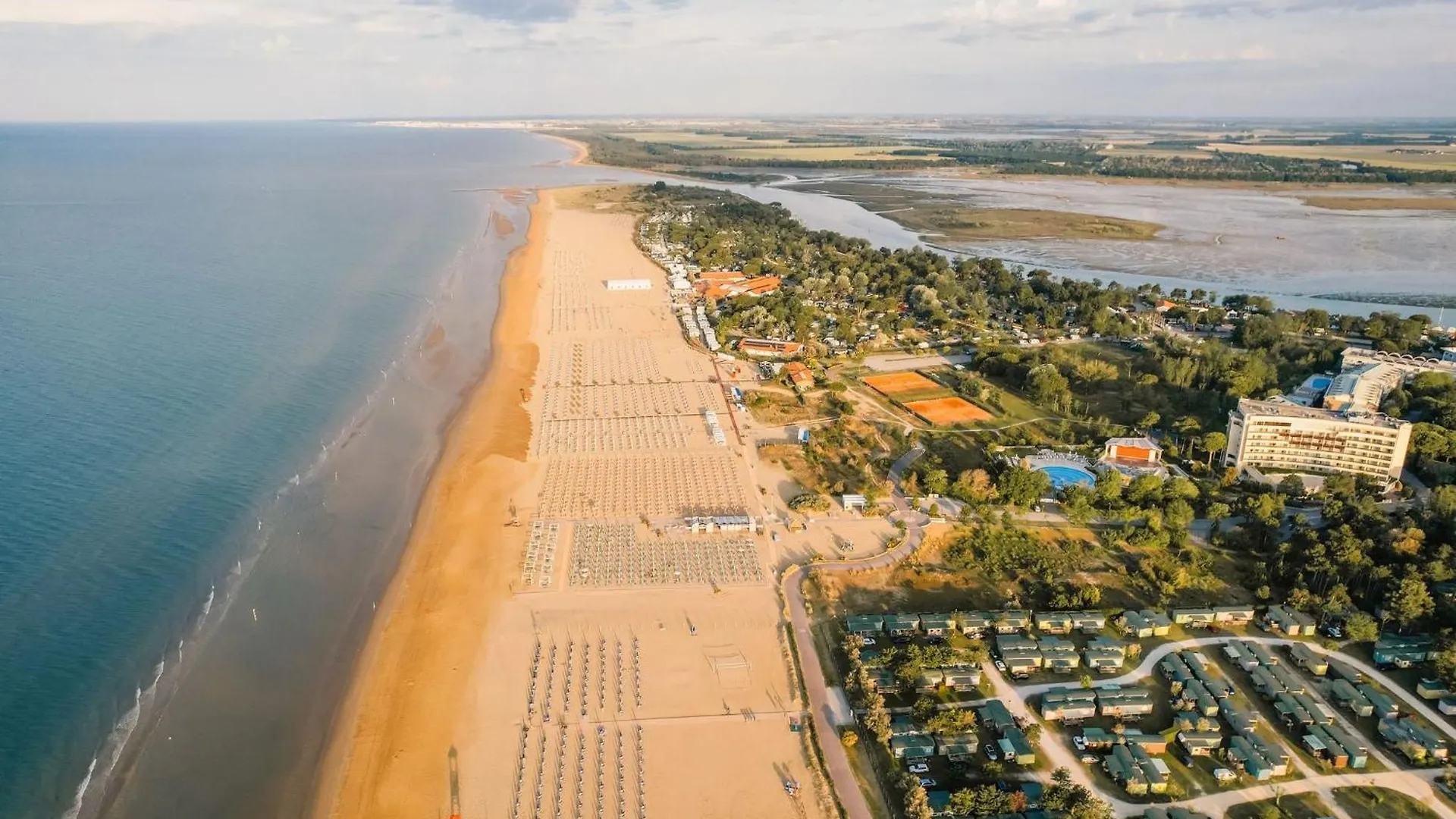 Nice Apartment With Private Garden And Parking Bibione Italië